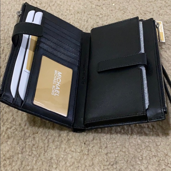 Michael Kors Handbags - Michael Kors Peyton Wallet